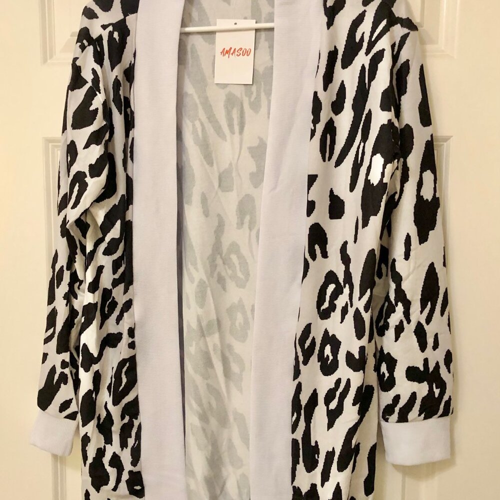 Black & white Leopard print cardigan size Small NWT (STK#06)